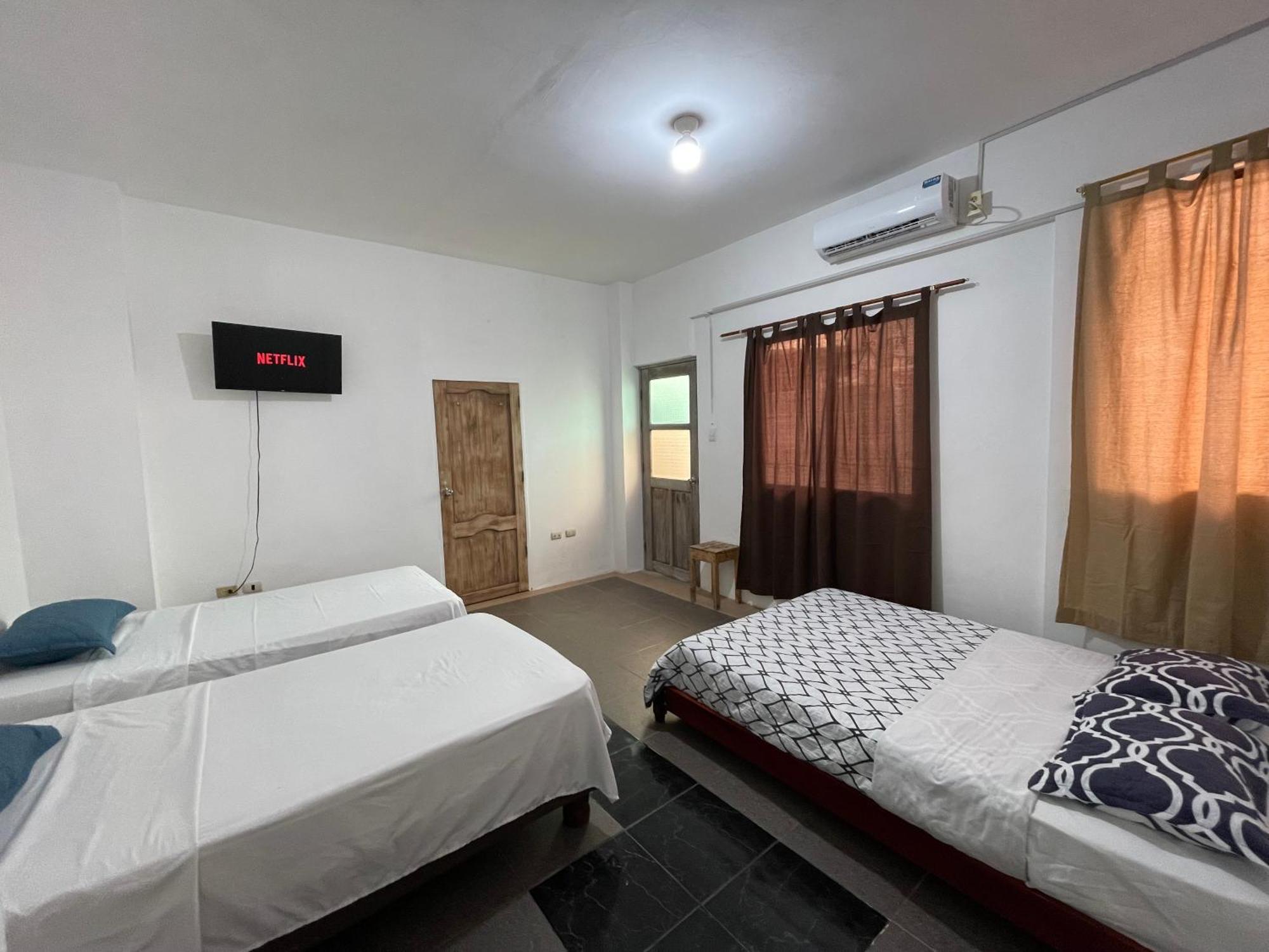Casa De Huespedes "Darling" Hotel Puerto Baquerizo Moreno Eksteriør billede
