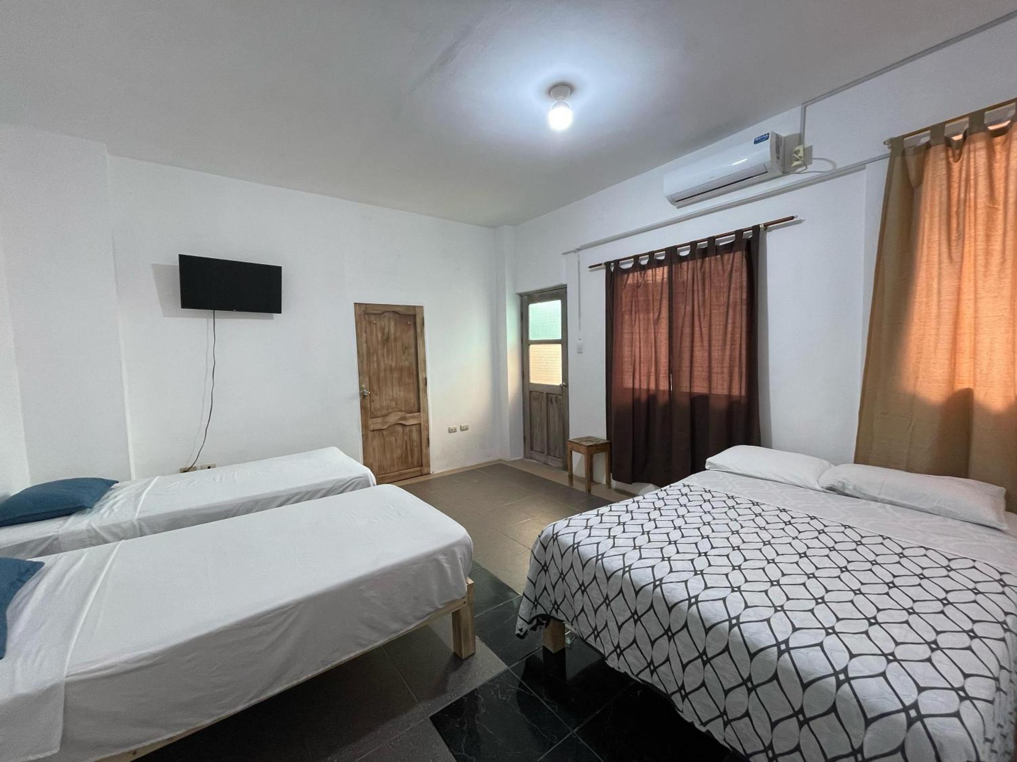 Casa De Huespedes "Darling" Hotel Puerto Baquerizo Moreno Eksteriør billede